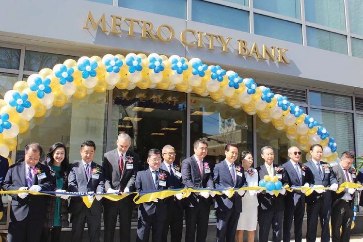 메트로시티은행은 27일 뉴욕 플러싱 지점 그랜드오프닝 행사를 개최했다. 플러싱커먼스 주상복합건물 1층에 입점한 메트로시티은행 플러싱 지점은 이 은행의 18번째 지점이다. 관계자들이 테이프커팅을 하며 함께 축하했다.