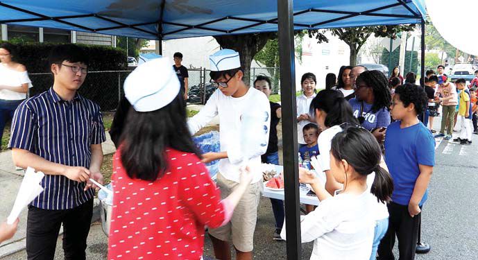 8일 베이사이드장로교회가 지역 주민들을 위해 제5회 코리안 푸드 페스티벌을 개최했다. 어린이들이 솜사탕을 맛보기 위해 기다리고 있다.