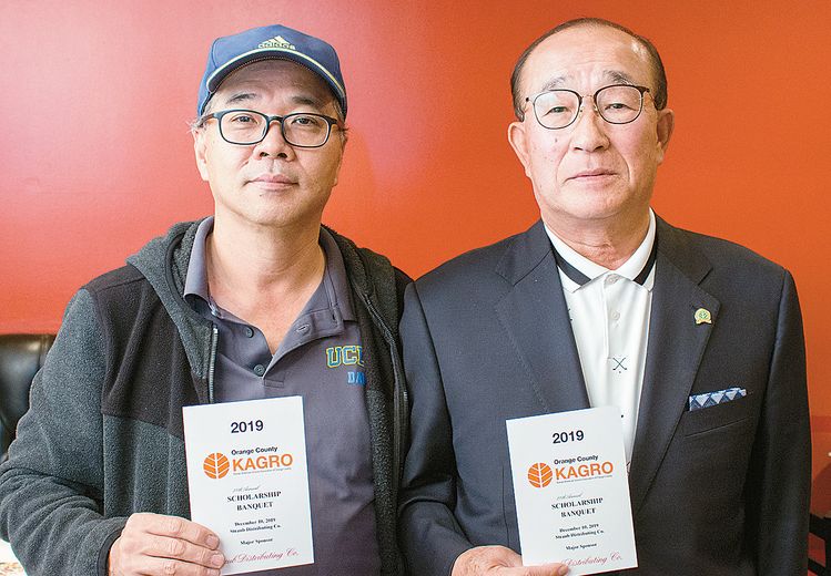 OC한미식품상협회 한우태(오른쪽) 회장과 로버트 김 이사장이 내달 10일 개최하는 장학금 전달식 행사를 소개하고 있다.