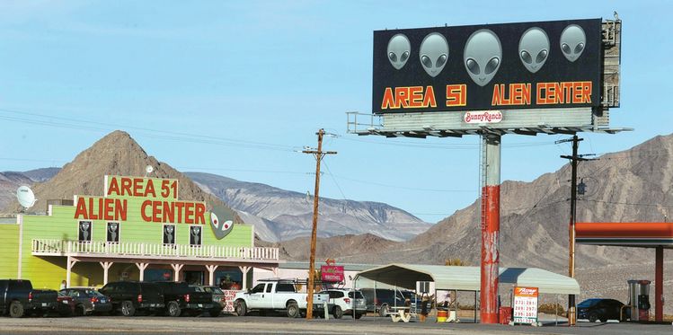 라스베이거스에서 북서쪽으로 120마일 가량 떨어진 네바다주 사막 한가운데 51구역이라는 1급 비밀 군사기지로 가는 95번 국도 아말라고사 밸리 교차로에 있는 51구역 외계인센터(Area 51 Alien Center). UFO와 외계인을 캐릭터화해 각종 기념품을 만들어 파는 상점 겸 음식점이다. 