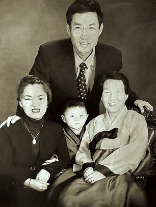 1992년 먼저 탈북한 박명남씨가 브로커를 고용해 2001년 어머니 전흥순씨 남한으로 모셔온 직후 찍은 가족사진. [박명남씨 제공]