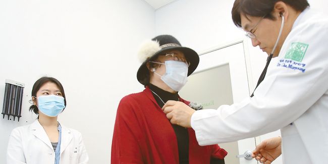 7일 오후 차민영 내과를 찾은 한 시니어가 독감 예방 주사를 맞기 전 폐기능 검사를 받고 있다. 김상진 기자