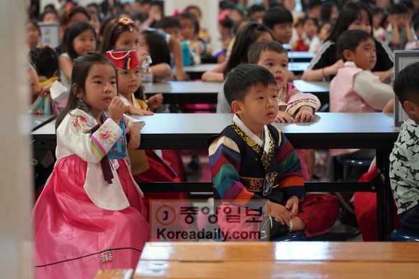 7일 애틀랜타 한국학교 추석맞이 행사에서 학생들이 추석과 관련한 동영상을 시청하고 있다.