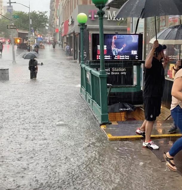 8일 오후부터 뉴욕 일원을 휩쓸기 시작한 열대성 폭풍 ‘엘사’가 폭우를 퍼부어 뉴욕시 일부 지역이 물바다로 변했다. 157스트리트 1번 전철역이 물에 잠긴 모습. [로이터]