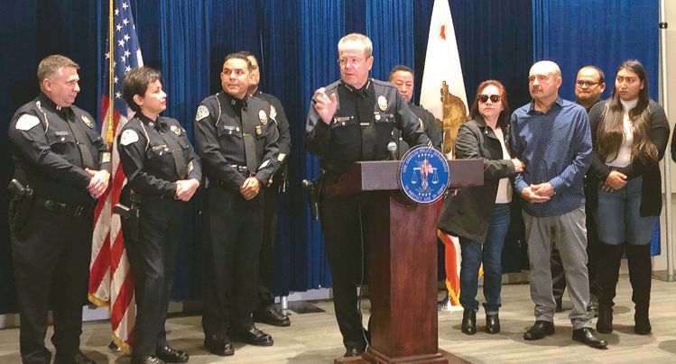 30일 다운타운 LA경찰청에서 열린 기자회견에서 마이클 무어 LAPD 국장(가운데)이 2019년 LA시 교통사고 통계에 대해 설명하고 있다.