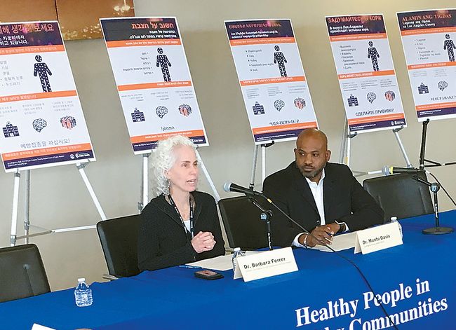 10일 LA카운티 공공보건국 디렉터 바버러 페레로(왼쪽) 박사가 홍역 백신의 중요성을 설명하고 있다.