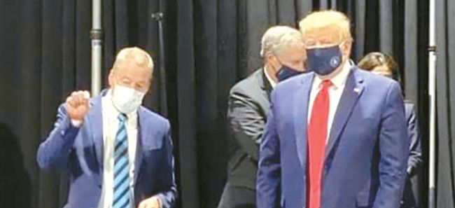 21일 포드 자동차 공장 방문 중 마스크를 착용한 트럼프 대통령의 모습. 한 정통한 관계자는 이 사진이 진짜라고 확인했다고 NBC방송이 보도했다. [출처=NBC 방송]