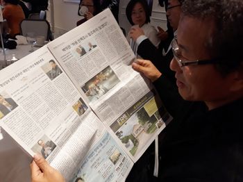 
10일 열린 시카고 평통 출범식에서는 중앙일보가 주최한 토론회 ‘보수와 진보의 경계에서’가 화제를 모았다. 한 참석자가 중앙일보에 실린 패널들의 의견을 읽고 있다.