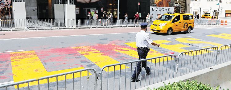 맨해튼 트럼프타워 앞 도로 위에 쓰여진 ‘흑인 목숨도 소중하다’는 문구가 붉은색 페인트로 훼손돼 있다. [연합뉴스]