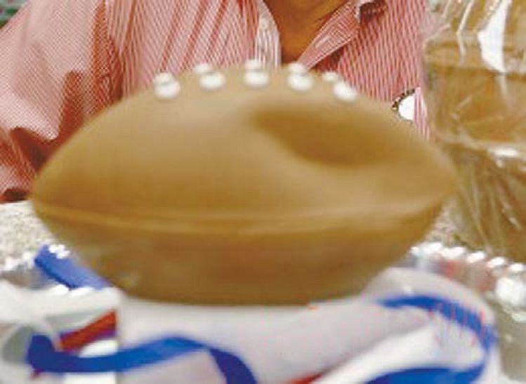 사탕 제조업체 새리스 캔디스가  톰 브래디를 떠올리게 하는 초콜렛으로 만든 찌그러진 미식축구 공 모양의  ‘브래디 볼(Bradie ball)’. 