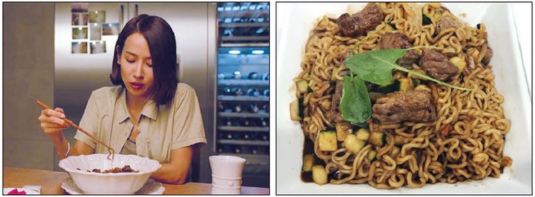 영화 '기생충' 속 한우 채끝살 짜파구리를 먹는 연교의 모습(왼쪽·영화 '기생충' 캡처). LA 한인 식당의 짜파구리엔 이보다 더 고급인 특등심이 올려져 있다.