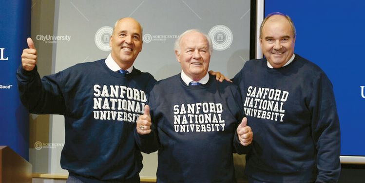 지난 8일 내셔널 유니버시티 마이클 구닝험(왼쪽부터) 총장과 데니 샌퍼드가 새 대학교 이름 '샌퍼드 내셔널 유니버시티' 셔츠를 입은 채 웃고 있다. 샌퍼드는 이 학교에 5억 달러를 기부했다. [학교제공]