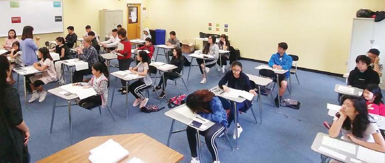 남부뉴저지통합한국학교는 한국어능력평가(토픽) 시험을 통해 학생들의 한국어 실력을 크게 끌어 올리는 성과를 거두고 있다. 사진은 지난 4월 학생들이 토픽 시험을 치르는 모습. [사진 남부뉴저지통합한국학교]