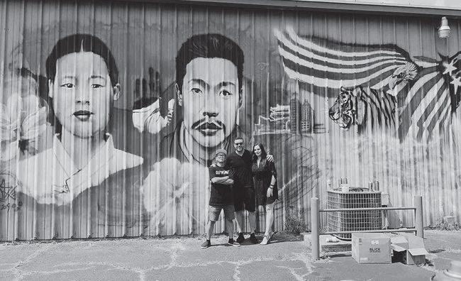 이종배 아티스트와 조쉬, 에밀리야 래드포드 부부(왼쪽부터)가 그래피티 앞에서 기념 촬영을 했다. [사진=래드포드 부부]
