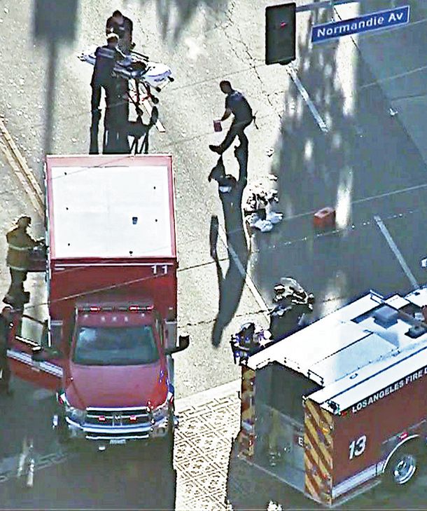 16일 오전 등굣길 횡단보도 사망 사고가 발생한 LA 한인타운 올림픽과 노먼디 교차로에서 구급요원들이 차에 친 어린이를 응급차로 옮기고 있다. [KTLA캡처]