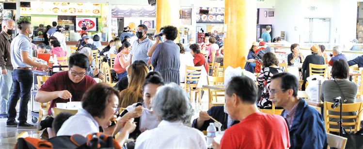 LA 한인타운 경제가 코로나19 팬데믹 이전 수준으로 빠르게 회복되는 모습이다. 8일 점심시간에 갤러리아 올림픽점 푸드코트가 북적이고 있다. 김상진 기자 