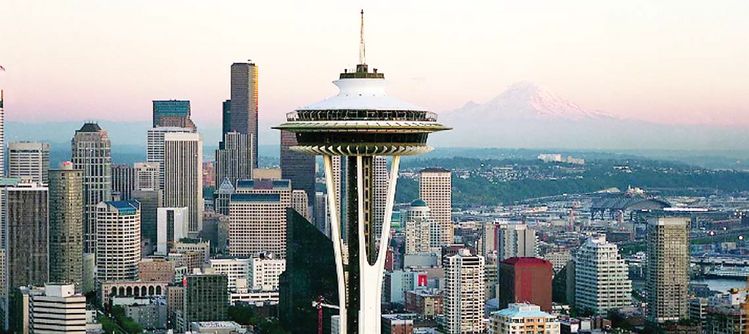 워싱턴주의 대표적인 도시 시애틀을 상징하는 '스페이스 니들(Space Needle)' 전망대 모습. 오른쪽 멀리 레이니어 산이 보인다. [사진 brand USA]