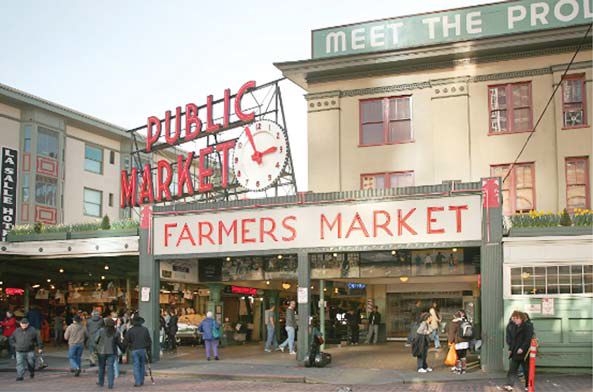 농작물을 판매하는 시애틀 '파머스 마켓' 모습. 거리 음악과 차와 바다와 낭만이 있어 워싱턴주를 방문하는 관광객들이 들르는 명소다. [사진 brand USA]