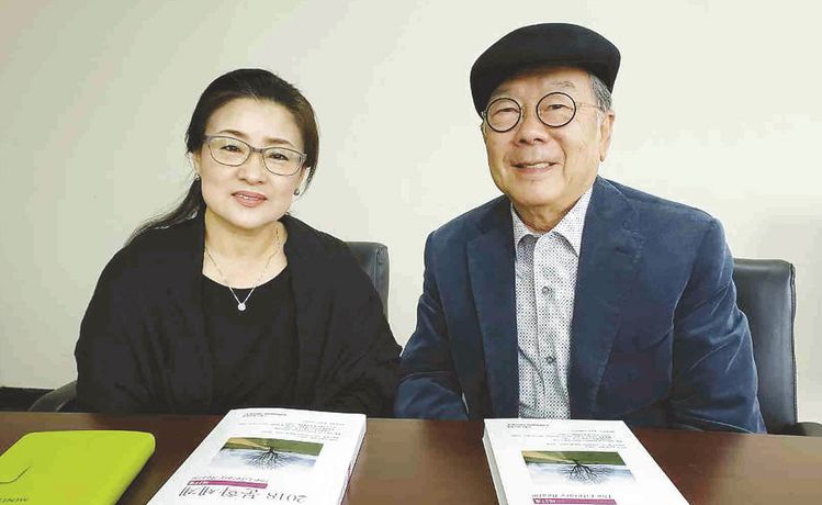 고원기념사업회의 박창규(오른쪽) 회장과 김향미 사무간사가 고원문학상에 대해 설명하고 있다. 