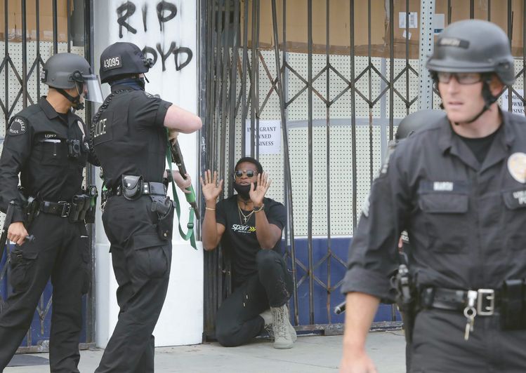 지난 5월 30일 조지 플로이드를 사망에 이르게 한 경찰의 과잉진압에 항의하는 시위가 벌어진 웨스트LA지역에서 LAPD경관이 시위 참가자에게 고무총을 겨누고 있다. 김상진 기자