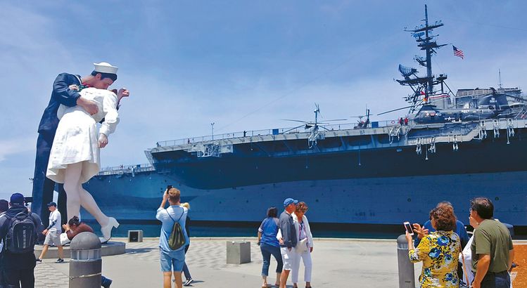 한때 미 해군의 핵심전력으로 자리했던 항공모함 미드웨이호가 그 웅장한 몸체를 뽐내고 있다. 길이 1001피트(305미터), 6만 4000톤에 이르는 미드웨이호는 해상 박물관으로 변모해 관람객을 맞이하고 있다. 제2차 세계대전의 종전 상징으로 유명한 키스 사진 동상도 근처에 자리하고 있다.