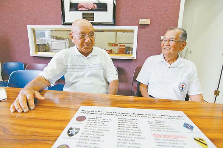 한국전 참전용사 워렌 니시다(오른쪽)와 모세 카알쿨루(왼쪽)가 당시 전쟁 상황을 설명하고 있다. [마우이 뉴스 제공]