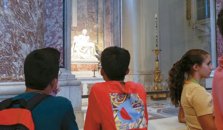 바티칸 성베드로 대성당에 있는 미켈란젤로의 걸작조각품 '피에타'를 보고 있다. 
