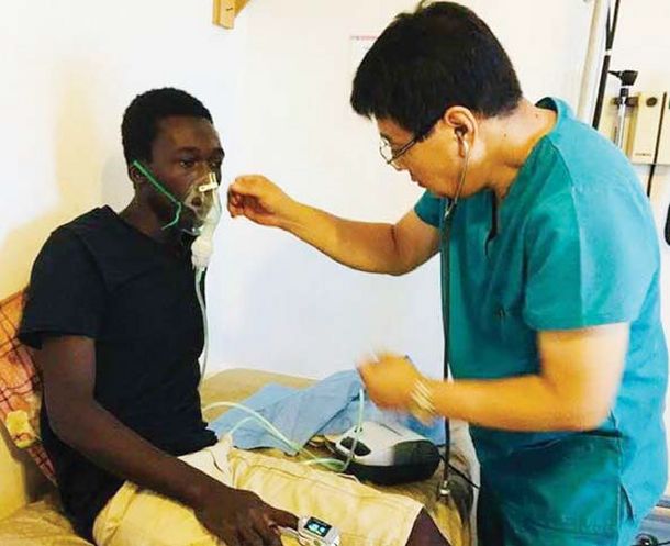 하명진 내과 전문의(오른쪽)가 아이티에서 한 흑인 환자를 진료하고 있다. [사진 하크네시야교회]