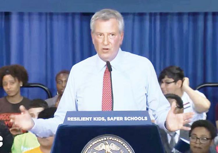 20일 빌 드블라지오 시장이 브루클린 아트앤사이언스 초등학교에서 기자회견을 열고 학생들의 경범 처벌 완화 정책을 발표하고 있다. [뉴욕시장실 트위터 캡쳐]