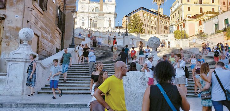 문화재 보호를 위해  계단에 앉아있다가 적발되면 250유로의 벌금을 물리기로 한 로마의 스페인계단.