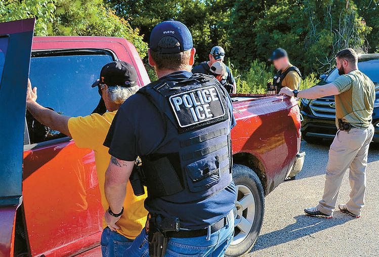 지난 5월 ICE요원들이 뉴올리언스에서 대대적인 작전을 통해 불체자를 체포하고 있다. [사진제공 ICE]