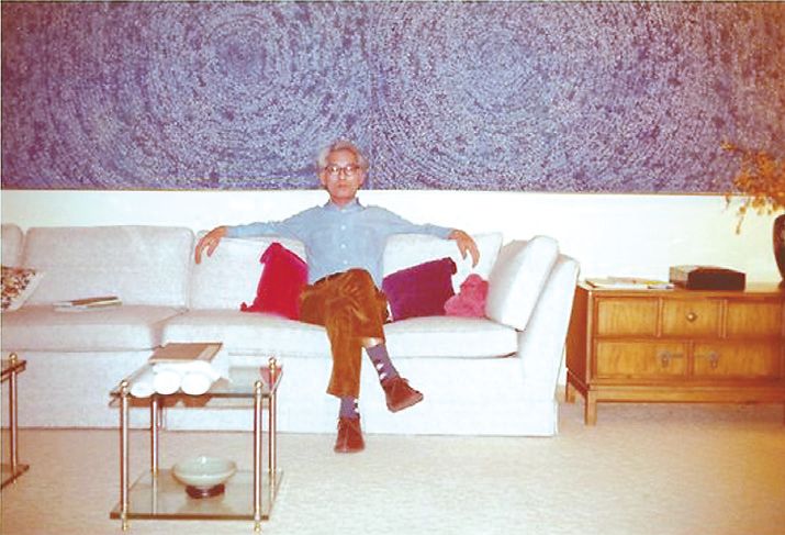 1972년 김마태 박사네 거실에 걸린 '우주'와 그 앞에 앉아 있는 김환기. [사진 환기재단·환기미술관]