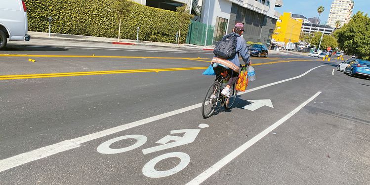 LA 한인타운 7가 웨스턴과 킹슬리 구간에 설치된 갓길 자전거 전용 구간. 김상진 기자