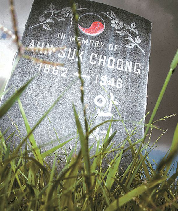 한인 이민 선조들이 잠들어 있는 로즈데일 묘지 한켠에는 2016년 국민훈장 애족장이 추서된 고 안석중선생의 묘비가 있다.70년이 흘렀지만 태극 문양색이 아직 영롱하다. 김상진 기자