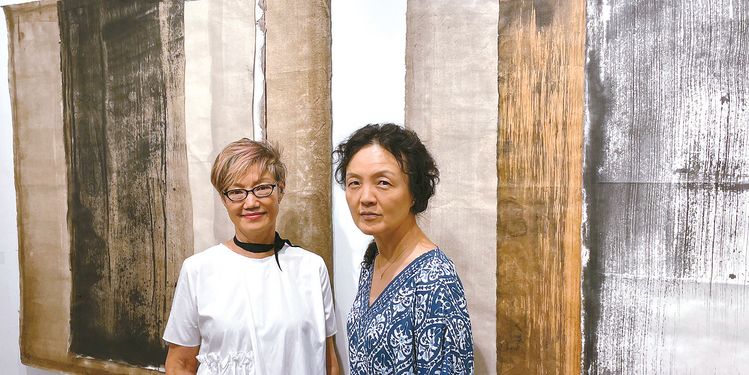 오는 7일 샤토 갤러리에서 개막하는 ‘디아스포라 아리랑’ 전시회 준비를 마친 박다애(왼쪽)씨와 오지영씨가 박씨의 작품 앞에서 무채색으로 표현한 한국의 이미지를 설명하고 있다.