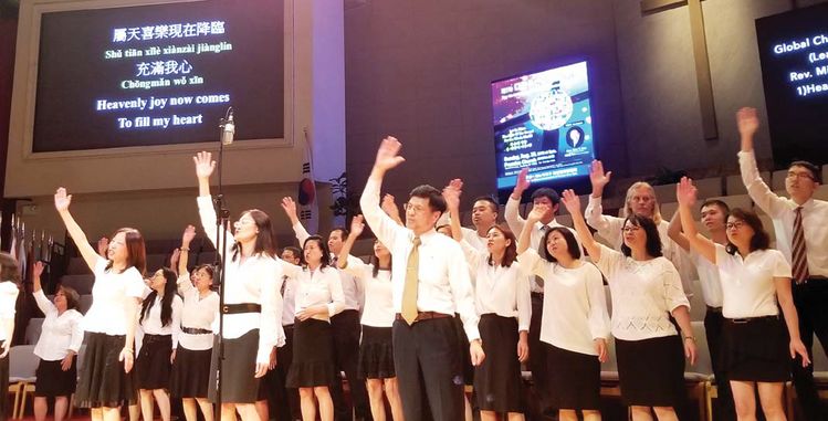 지난 25일 프라미스교회에서 열린 다민족선교대회에 중국을 대표해 '글로벌 처치 오브 올(Global Church of All) 찬양팀이 무대에 올라 한손을 높이 들고 찬양하고 있다.