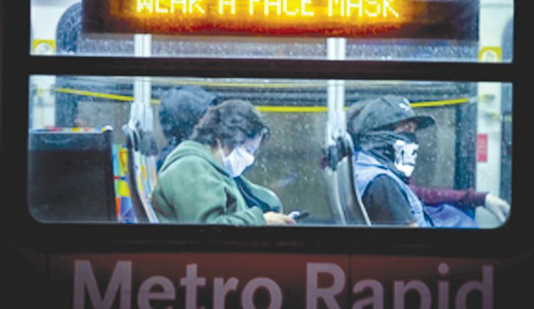 팬데믹 초기 마스크 착용은 미국적이지 않다는 이유로 배척을 받았다. 오히려 마스크를 열심히 착용한 한인들과 아시안들이 놀림의 대상이 되곤했다. 이제 LA시는 마스크 미착용시 벌금을 부과하려는 움직임을 보이고 있다. MTA 버스, 지하철도 마스크 미착용자는 이용금지 금지되고 있다. [김상진 기자]