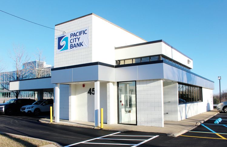 뉴저지주 한인 밀집타운에 있는 잉글우드클립스 지점 전경. 일반적인 은행 업무와 함께 2층에 각종 대출 및 금융상품 상담과 업무를 위한 사무실이 마련돼 원스톱 금융 서비스를 제공하고 있다.