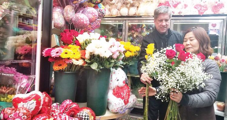 밸런타인스데이를 앞두고 한인 업소들이 고객맞이 준비에 한창이다. 플러싱 파슨스불러바드에 있는 '파슨스 꽃집'에서 한 타민족 고객이 장미꽃을 고르고 있다.