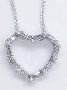 킴스보석이 밸런타인스데이를 앞두고 특수 제작한 사랑의 다이아몬드 귀걸이와 목걸이.
