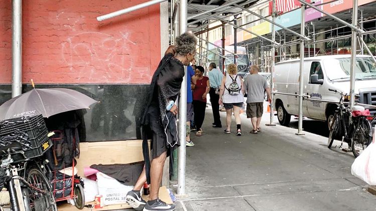 맨해튼 코리아타운이 마약에 중독된 노숙자들과 쓰레기에서 흘러나오는 악취로 멍들고 있다. 6일 6애비뉴와 32스트리트 길에서 한 노숙자가 지나가는 행인들에게 구걸을 하고 있다. 최병헌 인턴기자