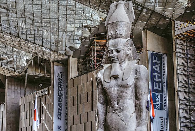 1층 중앙홀에는 람세스 2세의 거대한 석상이 관람객을 맞이한다.