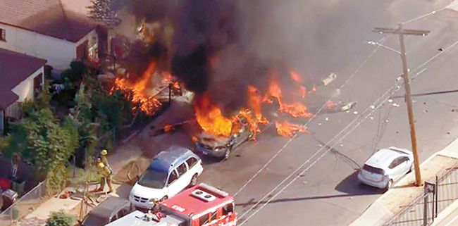 파코이마 지역 한 주택가 인근 도로에 추락한 경비행기가 주차된 차량들과 함께 불타고 있다. [ABC7 캡처]