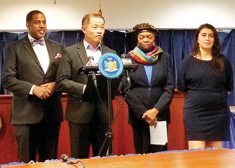 뉴욕주상원의원들이 21일 맨해튼의 상원 공청회실에서 뉴욕시 교육현안에 대한 커뮤니티포럼 출범을 발표했다. 왼쪽부터 케빈 파커.존 리우.벨마네트 몽고메리.제시카 라모스 의원.