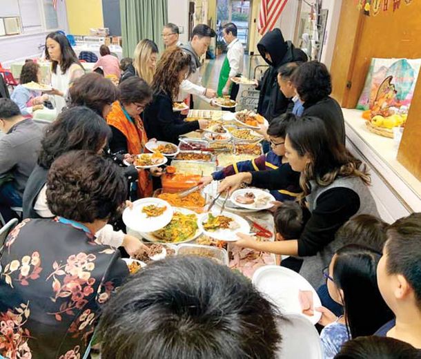 뉴욕과 뉴저지 일대 한인교회들이 추수감사절을 앞두고 일제히 감사예배와 감사 만찬 행사를 진행했다. 롱아일랜드 레이크 석세스에 있는 '뉴욕말씀장로교회'교인들이 추수감사절 음식을 함께 나누고 있다.