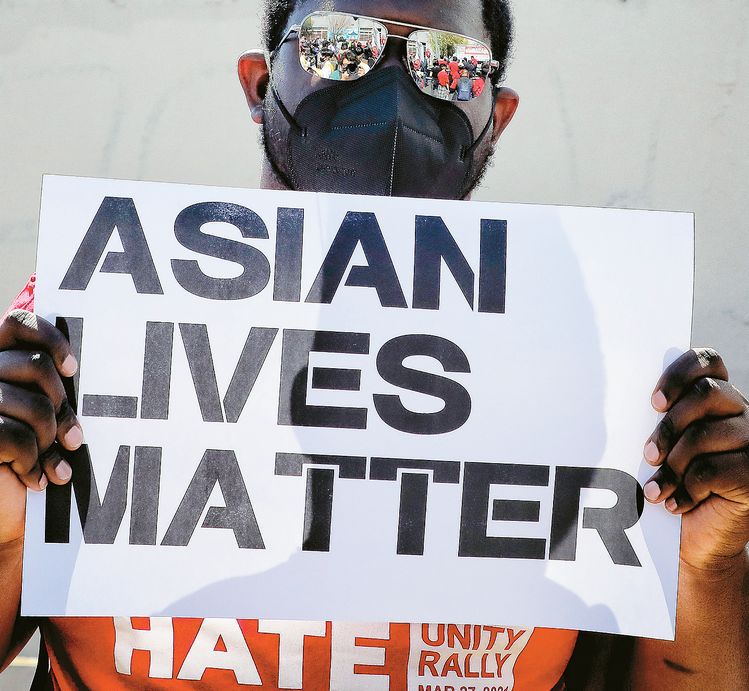 지난 3월 27일 한인타운에서 열린 아시안 증오범죄 반대 행진에 참석한 한 흑인 참가자가 아시안 생명도 소중하다고 적힌 배너를 들고 있다. 김상진 기자