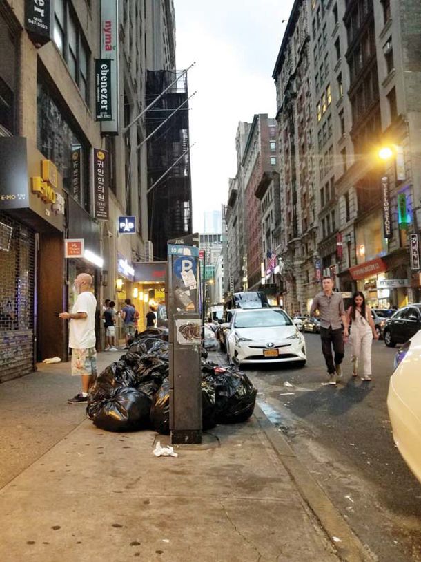 4일 저녁 쓰레기가 쌓여 있는 채로 방치돼있는 맨해튼 한인타운의 모습. 상인들은 "음식물 쓰레기는 가게 안에 둘 수 없어 매일 배출되는데 쓰레기 수거 업체들은 일요일에는 수거를 안한다"고 푸념했다. 김아영 기자