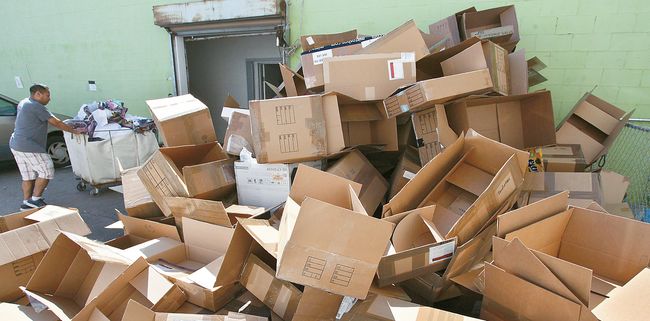 폐지 값이 폭락하면서 LA다운타운 자바시장의 한 봉제 공장 주차장에 빈 박스가 산더미처럼 쌓여있다. 김상진 기자