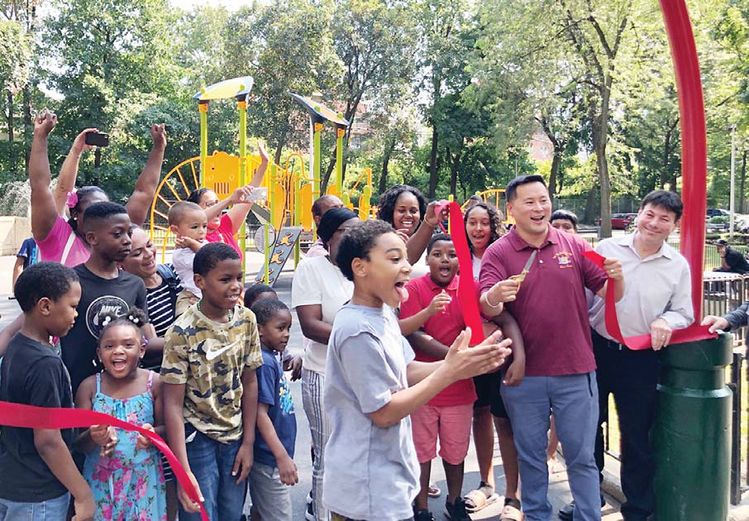 20일 블랜드 놀이터에서 론 김 의원(오른쪽 두 번째)과 어린이들이 시설 개선을 축하하고 있다.