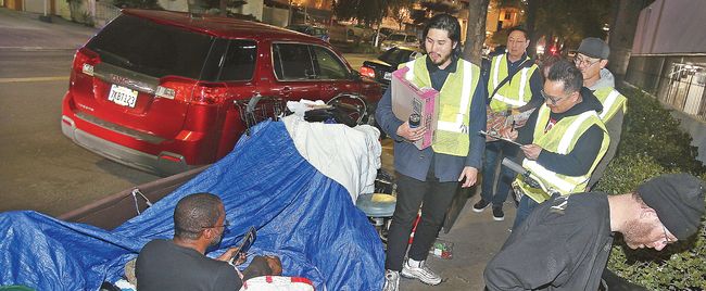 지난 1월 24일 오후 9시 LA한인회 이사진 등 한인 봉사자 10여 명이 LA노숙자서비스국 직원과 함께 한인타운 내 윌셔-코리아타운 일대 노숙자 수를 조사했다. 봉사자들이 길거리를 직접 걸어다니며 텐트 수를 세고 있다. 김상진 기자